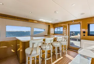 Thumbnail von Hatteras 80 Enclosed Bridge Skylounge