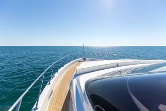 Thumbnail von Hatteras 80 Enclosed Bridge Skylounge