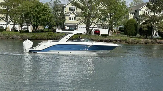 Sea Ray SLX 310 Outboard