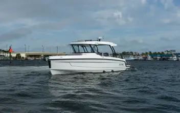 Thumbnail von Cruisers Yachts 38 VTR