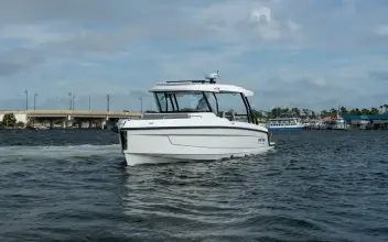 Thumbnail von Cruisers Yachts 38 VTR