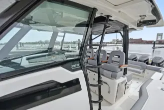 Thumbnail von Boston Whaler 380 Outrage