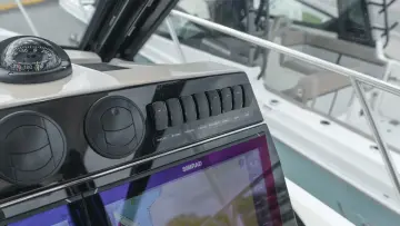 Thumbnail von Boston Whaler 325 Conquest