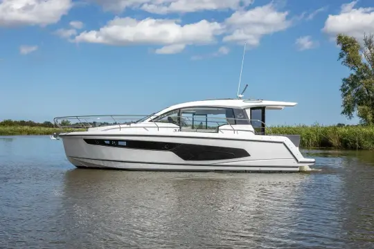 Sealine C335