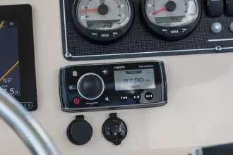 Thumbnail von Boston Whaler 210 Montauk