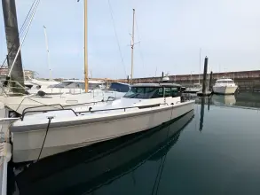 Axopar 37 Sport Cabin Axopar