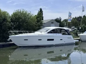 Sealine S450 Excellent Social Cockpit