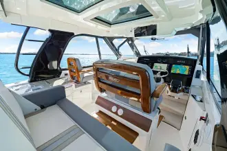 Thumbnail von Boston Whaler 380 Realm