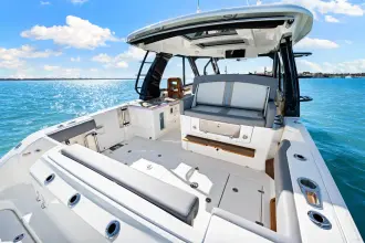 Thumbnail von Boston Whaler 380 Realm