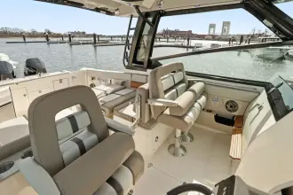 Thumbnail von Boston Whaler 330 Vantage