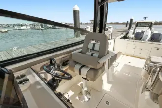 Thumbnail von Boston Whaler 330 Vantage