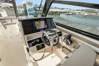 Thumbnail von Boston Whaler 330 Vantage