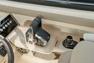 Thumbnail von Boston Whaler 330 Vantage