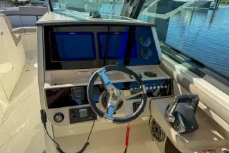 Thumbnail von Boston Whaler 330 Vantage