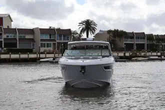 Thumbnail von Cruisers Yachts 38 GLS OB