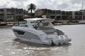 Thumbnail von Cruisers Yachts 38 GLS OB