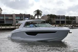 Thumbnail von Cruisers Yachts 38 GLS OB