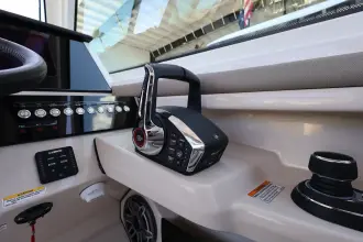 Thumbnail von Boston Whaler 330 Vantage