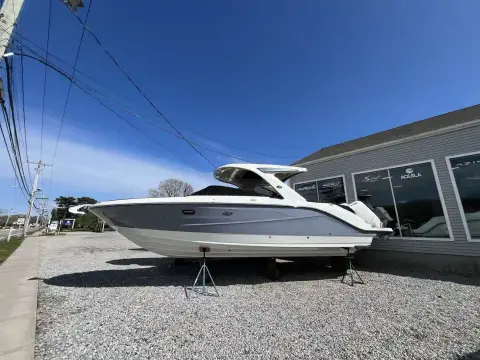 Sea Ray SLX 310 Outboard