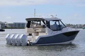 Thumbnail von Boston Whaler 405 Conquest
