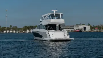 Thumbnail von Cruisers Yachts 57 FLY