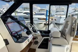 Thumbnail von Boston Whaler 365 Conquest