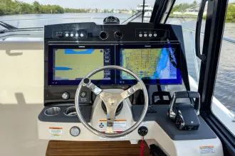 Thumbnail von Boston Whaler 365 Conquest