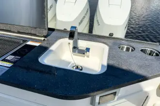 Thumbnail von Boston Whaler 365 Conquest