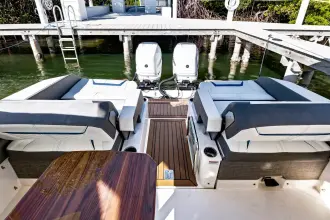Thumbnail von Tiara Yachts 34LX