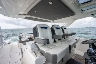 Thumbnail von Tiara Yachts 38 LS