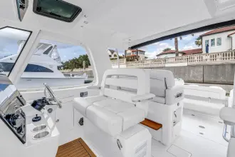 Thumbnail von Boston Whaler 380 Realm