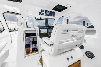 Thumbnail von Boston Whaler 380 Realm