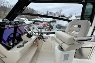 Thumbnail von Boston Whaler 325 Conquest
