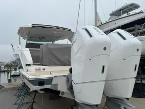 Thumbnail von Tiara Yachts 43LS