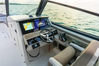Thumbnail von Boston Whaler 330 Vantage