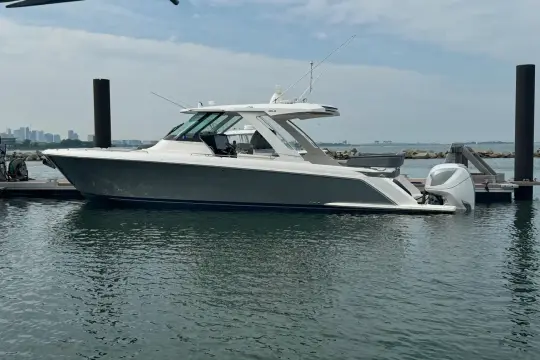 Tiara Yachts 38 LS