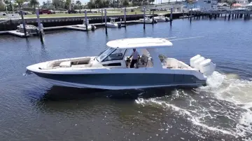 Boston Whaler 350 Realm