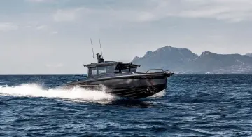 Axopar BRABUS Shadow 900 XC Cross Cabin