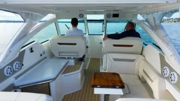 Thumbnail von Tiara Yachts 34LX