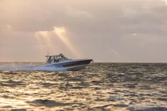 Thumbnail von Boston Whaler 420 Outrage
