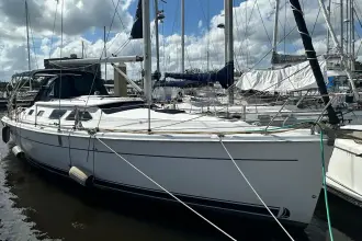 Hunter 41 DS Ms Bea Haven
