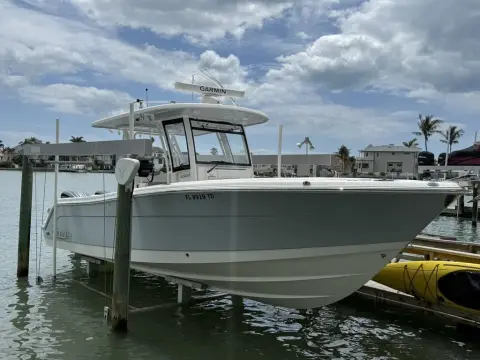 Robalo R302