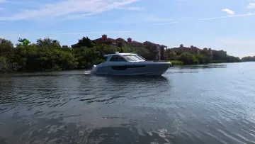 Thumbnail von Cruisers Yachts 50 GLS OB