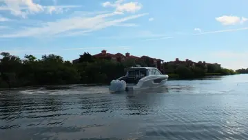 Thumbnail von Cruisers Yachts 50 GLS OB