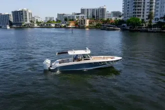 Thumbnail von Boston Whaler 380 Outrage