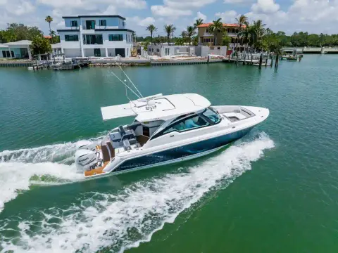 Tiara Yachts 34LX