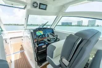 Thumbnail von Tiara Yachts 34LX