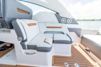 Thumbnail von Tiara Yachts 34LX