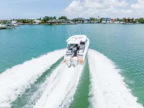 Thumbnail von Tiara Yachts 34LX