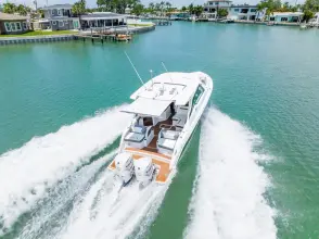 Thumbnail von Tiara Yachts 34LX
